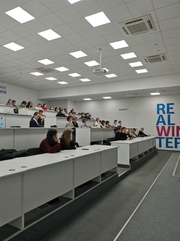 Помощник начальника ГУФСИН по работе с верующими иерей Родион Петриков стал спикером централизованного кураторского часа на тему «Открытый диалог о запрещенных веществах» в Сибирском Федеральном Университете