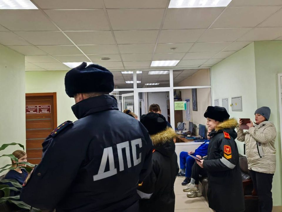 Юидовцы отряда "Кадетский дозор" Минусинского кадетского корпуса совместно с командиром взвода ДПС Госавтоинспекции Минусинска поздравили медиков с наступающим праздником "Днем матери"