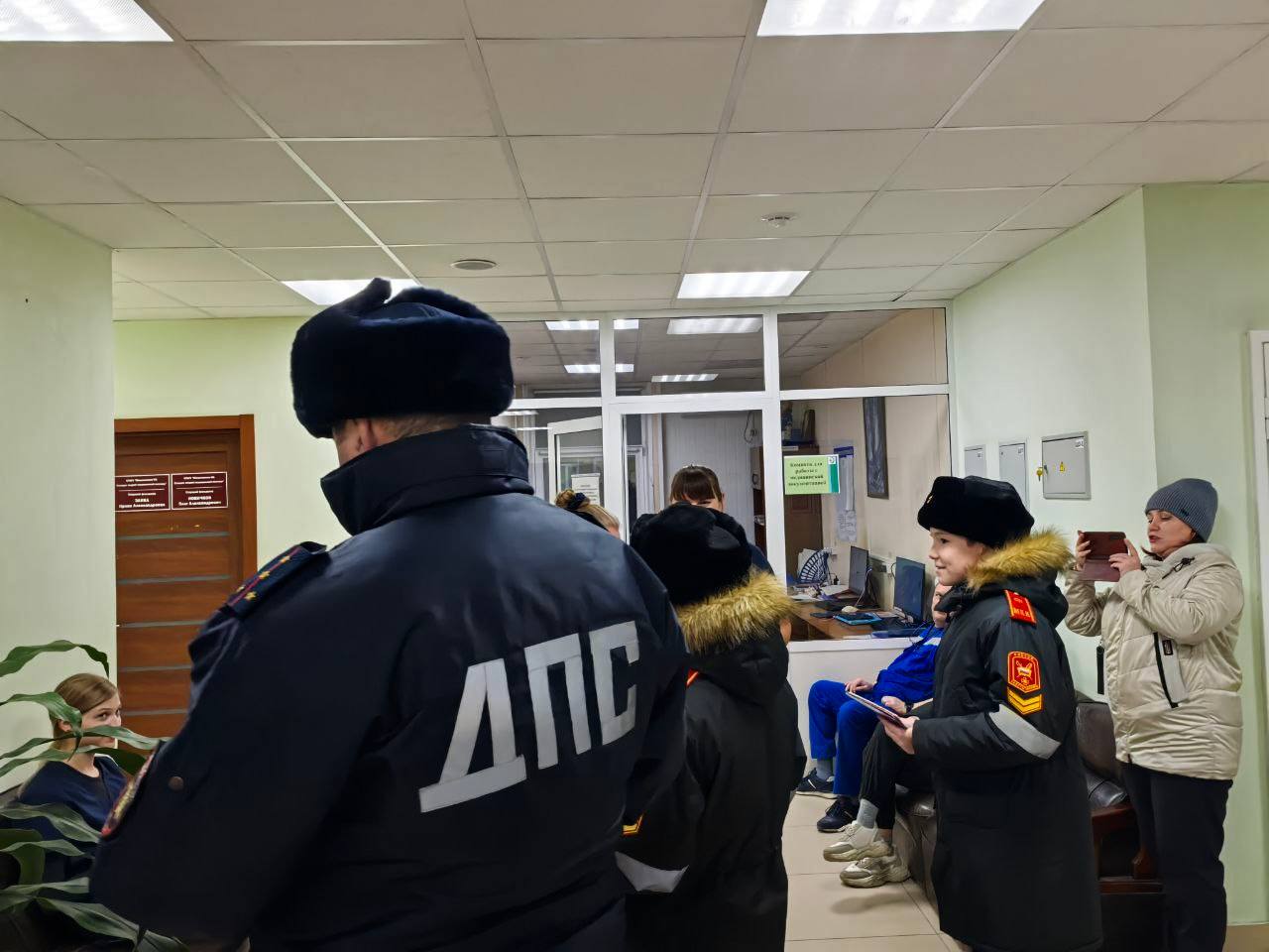 Юидовцы отряда "Кадетский дозор" Минусинского кадетского корпуса совместно с командиром взвода ДПС Госавтоинспекции Минусинска поздравили медиков с наступающим праздником "Днем матери"