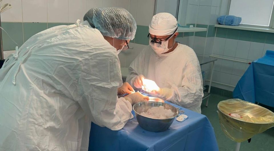 Брат стал спасением: красноярские врачи провели пересадку почки многодетной матери