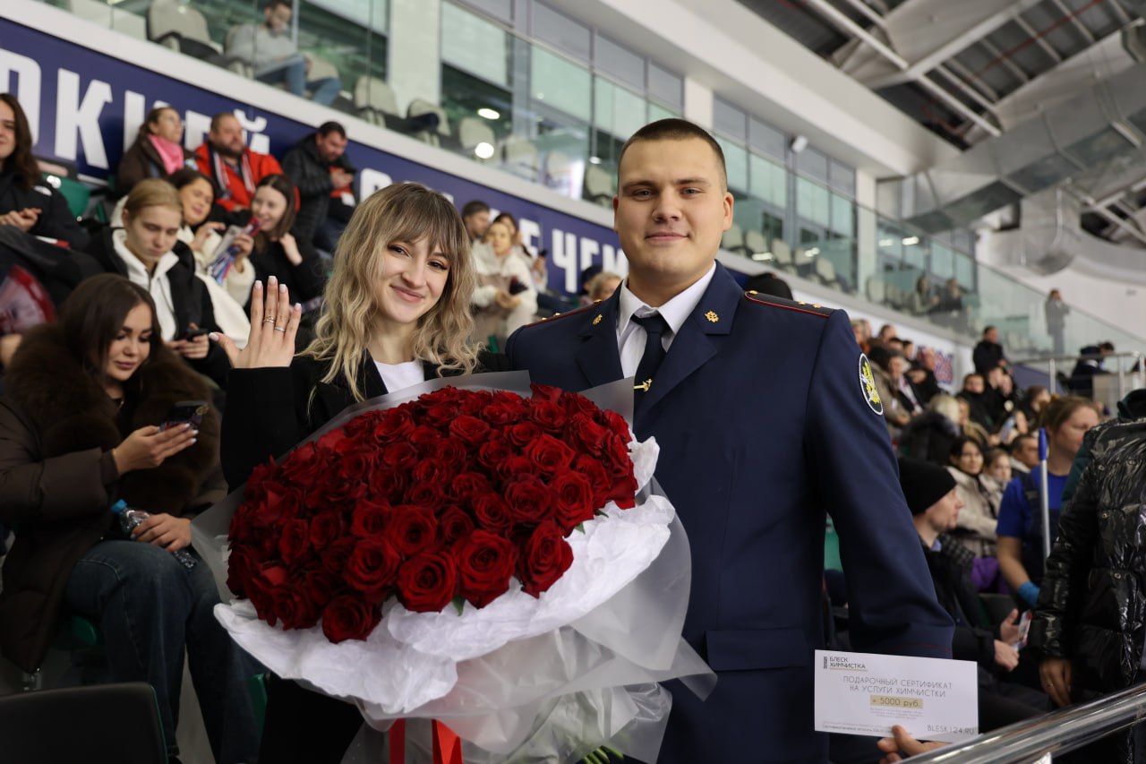 Сотрудник ИК-6 Сергей Щукин сделал предложение руки и сердца на игре красноярского хоккейного клуба «Сокол» с казанским «Барсом» в Красноярске Сотрудник ИК-6 Сергей Щукин сделал предложение руки и сердца на игре красноярского хоккейного клуба «Сокол» с казанским «Барсом» в Красноярске