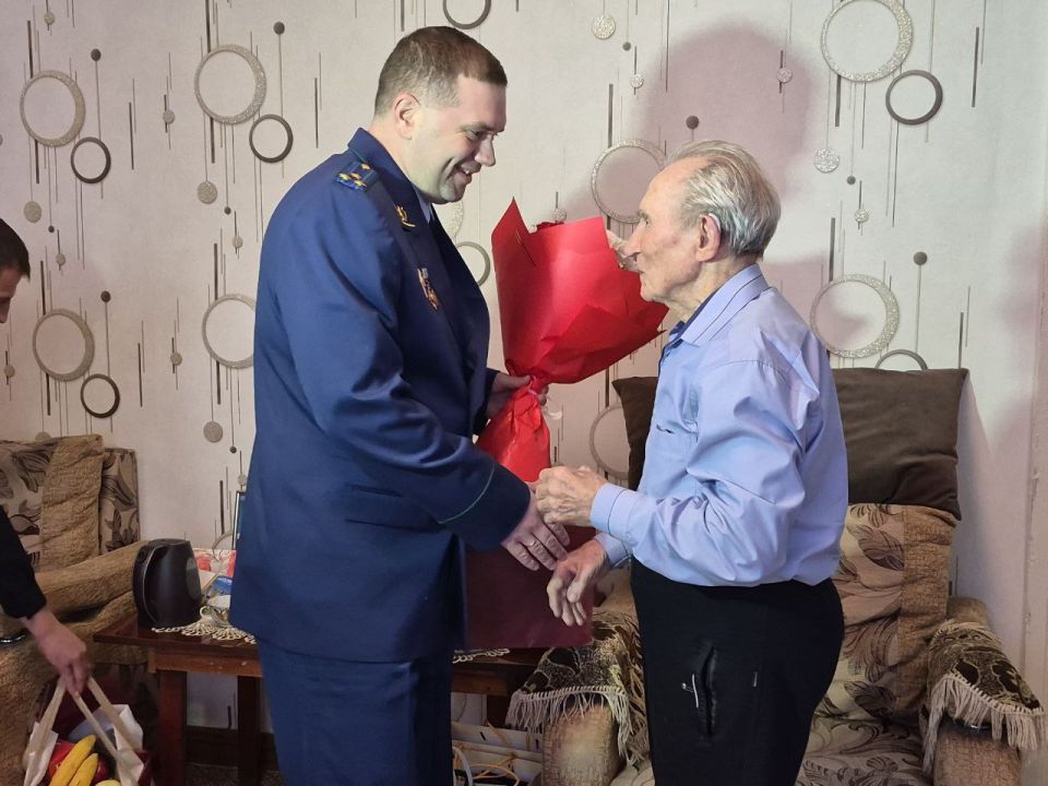 Сотрудники прокуратуры поздравили ветерана ВОВ со 100-летним юбилеем, отметив его выдающийся жизненный путь и вклад в Победу