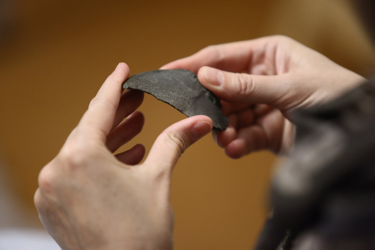 Каменный нож, топор и скребок – самое ценное имущество жителя палеолита Каменный нож, топор и скребок – самое ценное имущество жителя палеолита