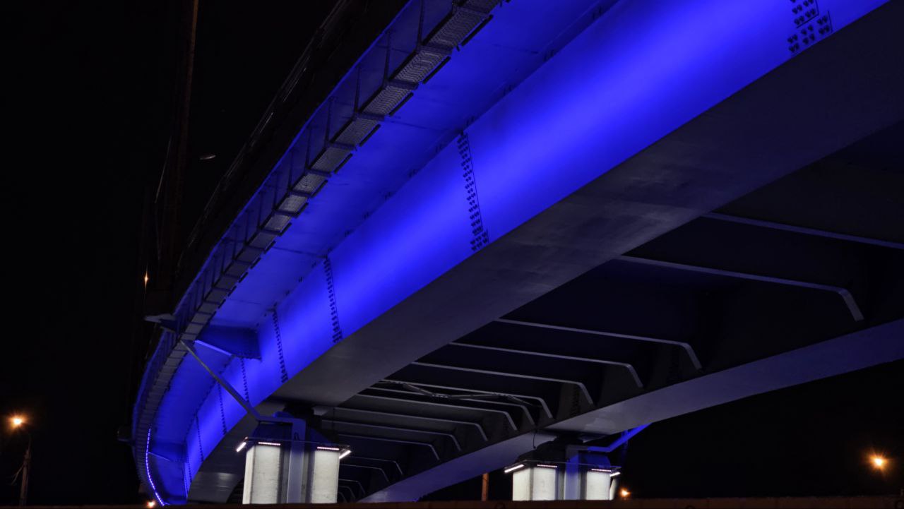 На развязке у Николаевского моста в Красноярске включили подсветку