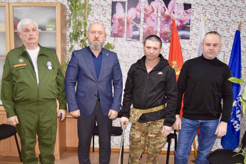 Награды — героям!. В Каратузском округе, в селе Моторское, были вручены награды двум бойцам СВО