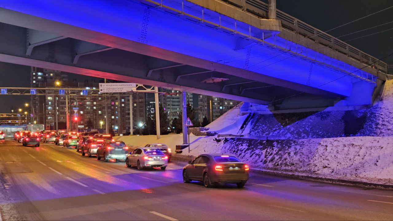 Подсветка на развязке при въезде на Николаевский проспект уже в работе — архитектурно-художественное сияние зажигается ежедневно вместе с уличными фонарями Подсветка на развязке при въезде на Николаевский проспект уже в работе — архитектурно-художественное сияние зажигается ежедневно вместе с уличными фонарями