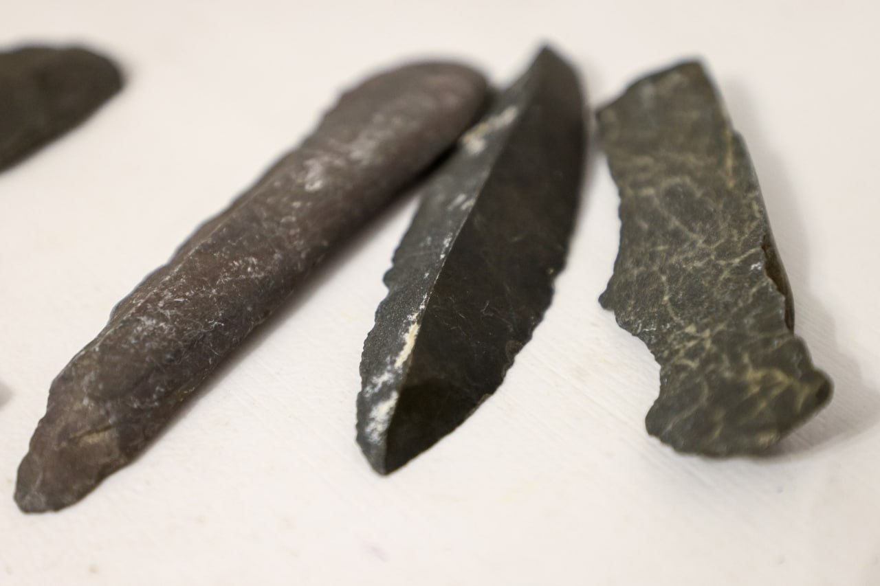 Каменный нож, топор и скребок – самое ценное имущество жителя палеолита Каменный нож, топор и скребок – самое ценное имущество жителя палеолита