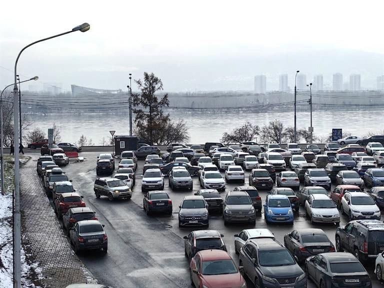 В Красноярске открыли новую парковку у Коммунального моста