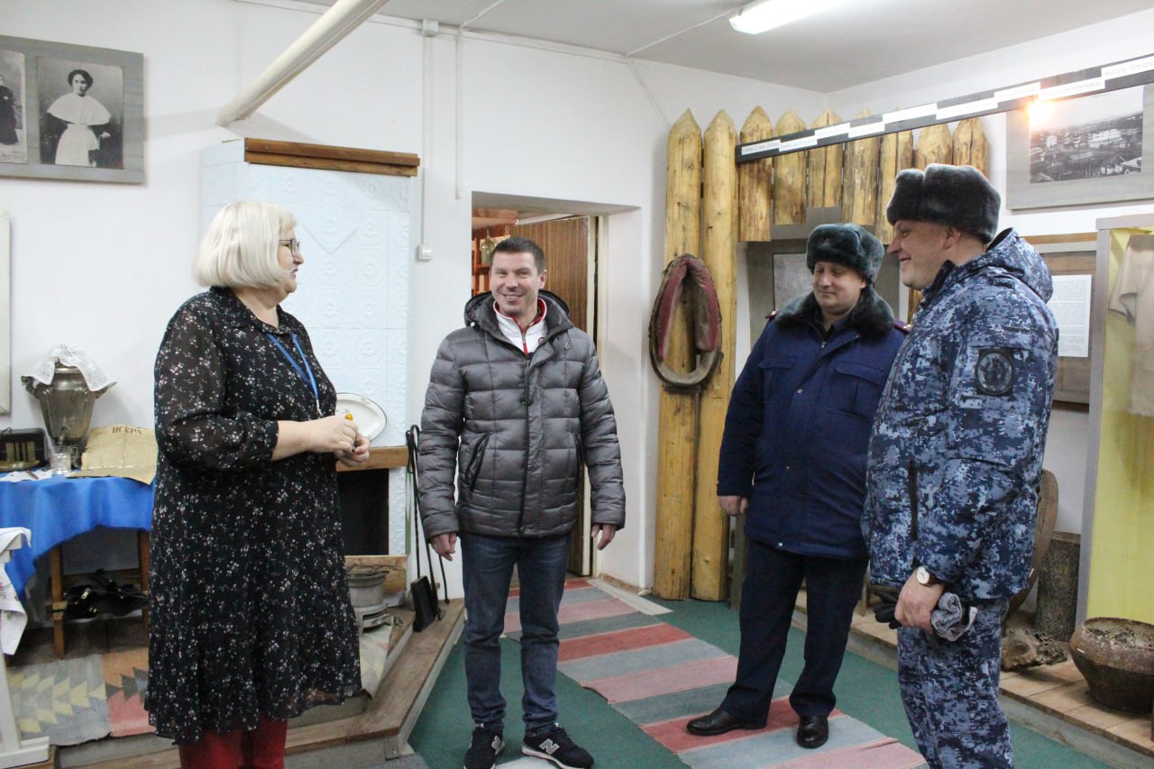 Канскую воспитательную колонию посетил знаменитый российский биатлонист, двукратный олимпийский чемпион Евгений Устюгов Канскую воспитательную колонию посетил знаменитый российский биатлонист, двукратный олимпийский чемпион Евгений Устюгов