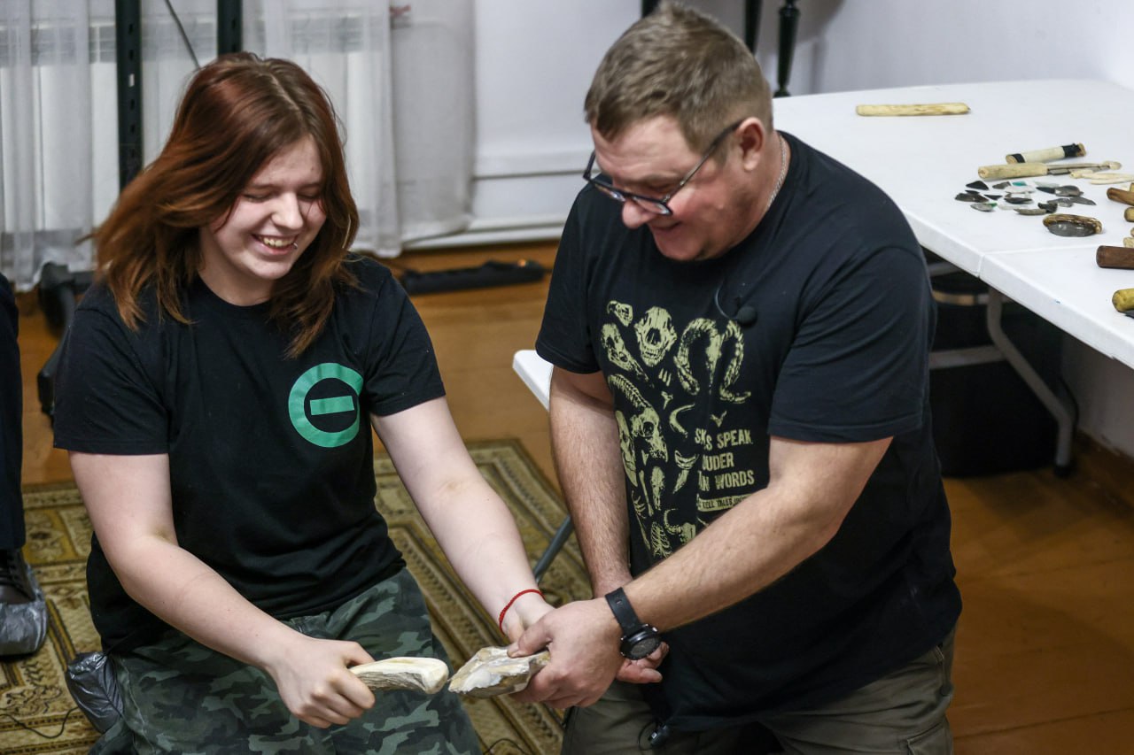 Каменный нож, топор и скребок – самое ценное имущество жителя палеолита Каменный нож, топор и скребок – самое ценное имущество жителя палеолита