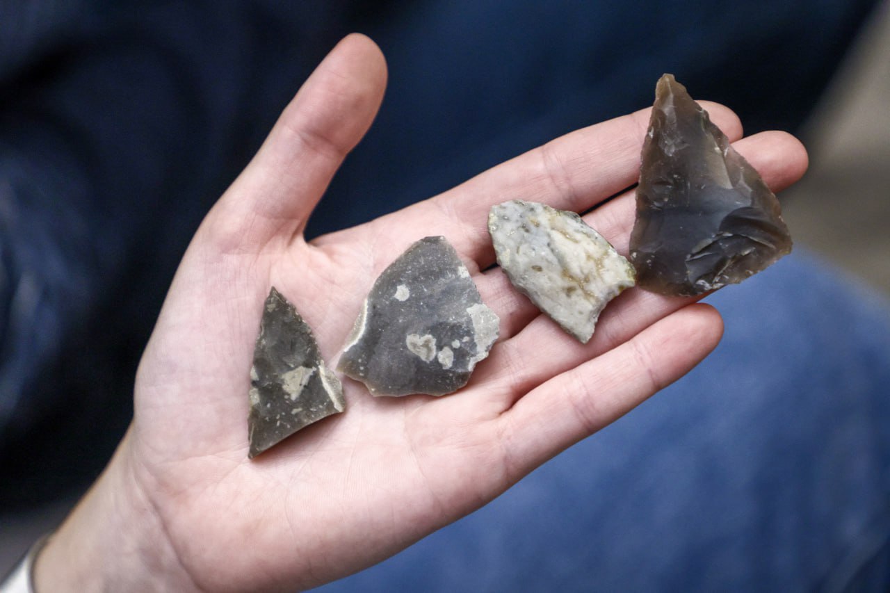 Каменный нож, топор и скребок – самое ценное имущество жителя палеолита Каменный нож, топор и скребок – самое ценное имущество жителя палеолита