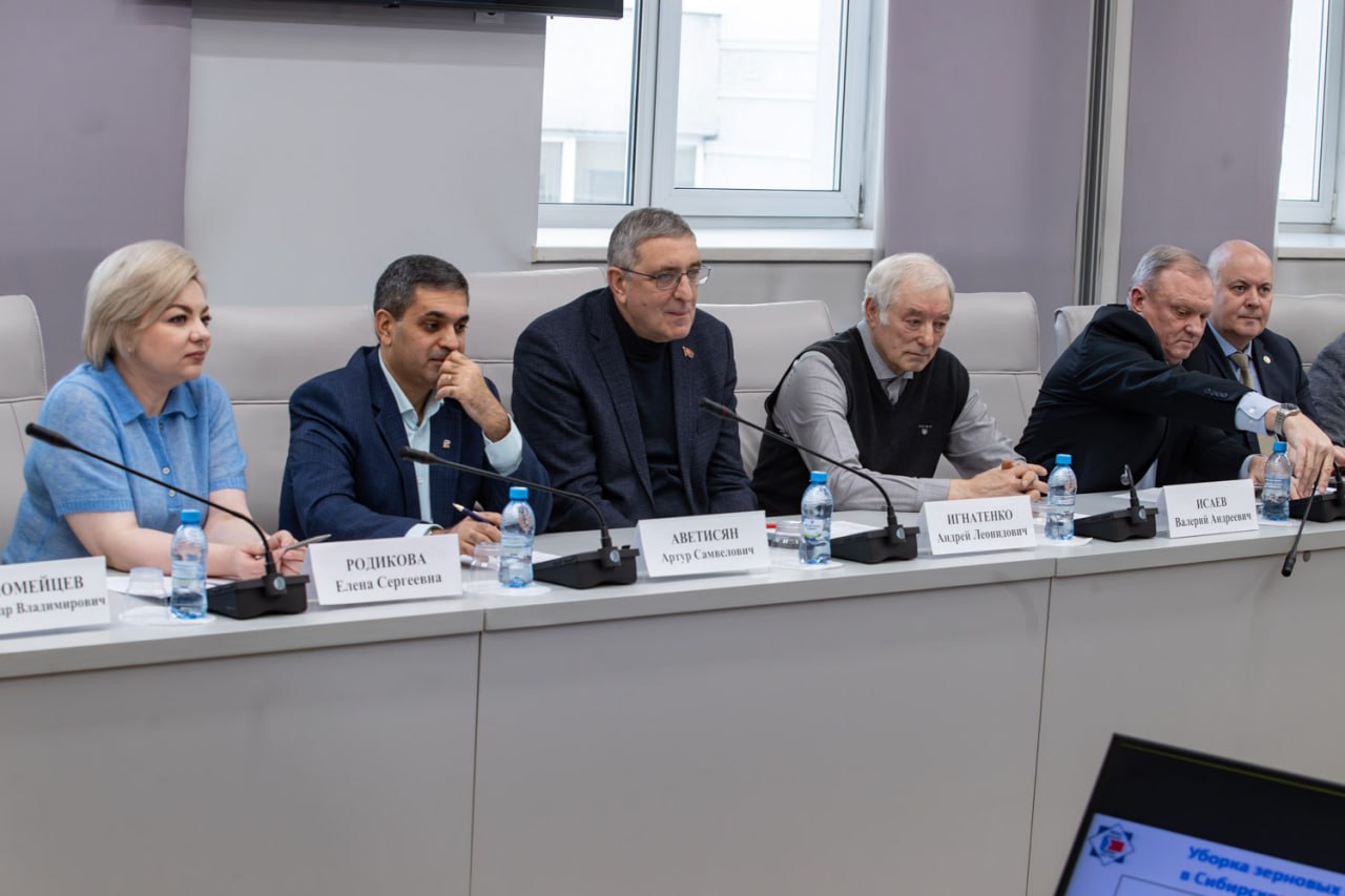 Владислав Зырянов: «Красноярский край может стать лидером в России по цифровизации сельского хозяйства» Владислав Зырянов: «Красноярский край может стать лидером в России по цифровизации сельского хозяйства»