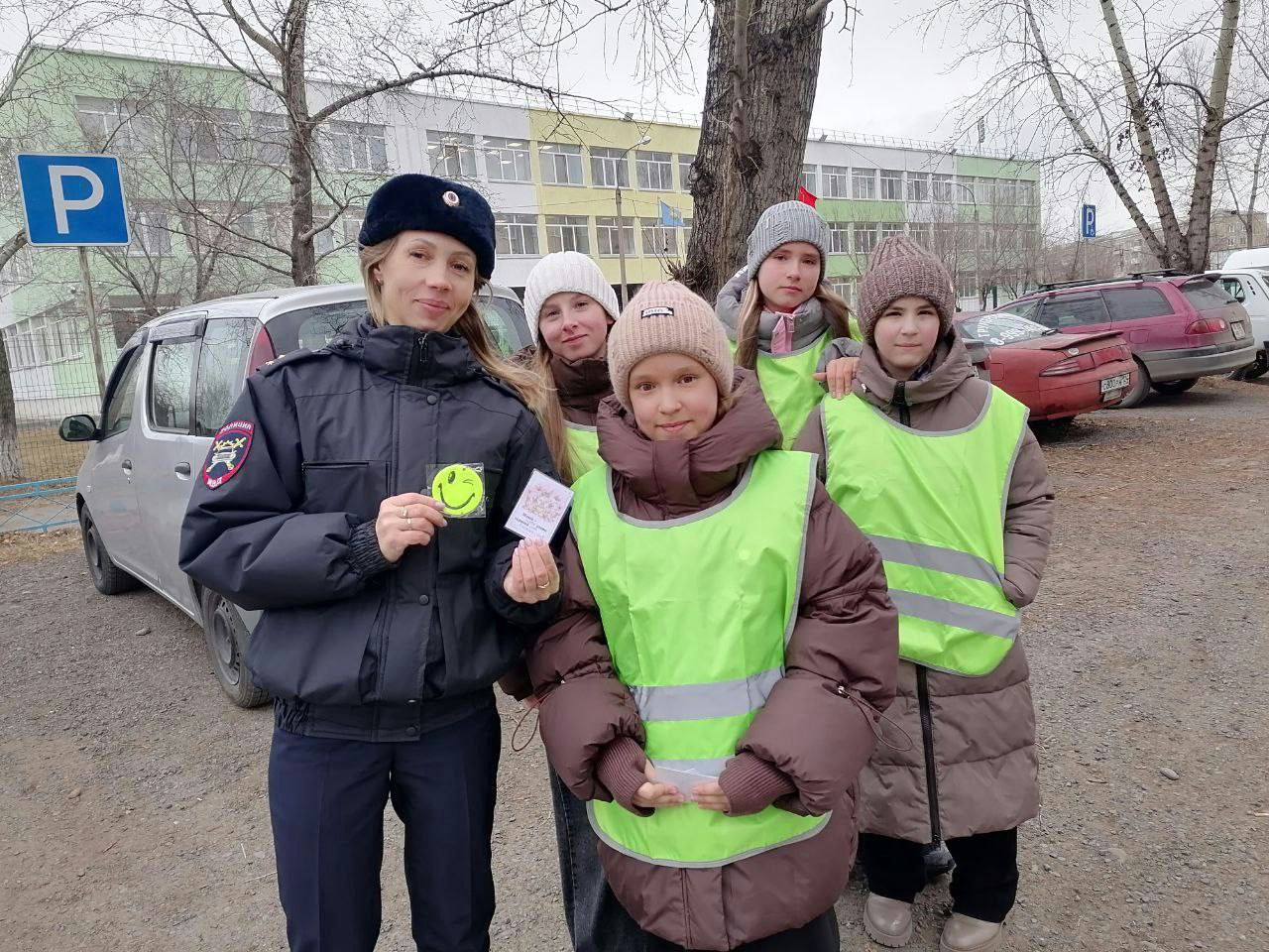 “С мамой безопасно!” - профилактическую акцию под таким названием провели сотрудники Госавтоинспекции Минусинска совместно с активистами движения ЮИД школы 9 накануне праздника День матери “С мамой безопасно!” - профилактическую акцию под таким названием провели сотрудники Госавтоинспекции Минусинска совместно с активистами движения ЮИД школы 9 накануне праздника День матери