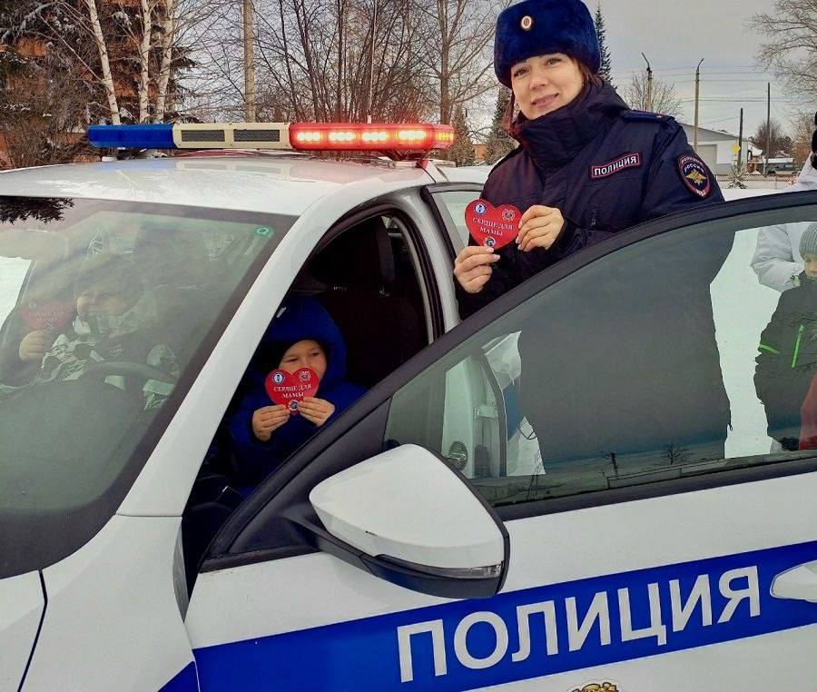 Сотрудники Госавтоинспекции МО МВД России «Балахтинский» и юные инспекторы движения (ЮИДовцы) в преддверии «Дня матери» провели трогательную акцию «Сердце маме»