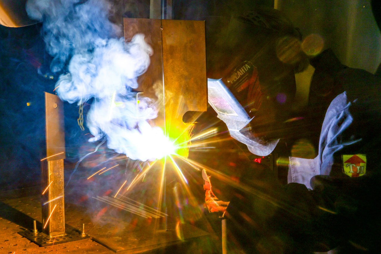 В МВДЦ «Сибирь» съехались десятки студентов и профессионалов, готовые доказать, что их ремесло — это не просто искры и брызги раскалённого металла, а высокое искусство, требующее ума, чутких рук и преданности делу В МВДЦ «Сибирь» съехались десятки студентов и профессионалов, готовые доказать, что их ремесло — это не просто искры и брызги раскалённого металла, а высокое искусство, требующее ума, чутких рук и преданности делу