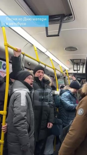 Солисты Музыкального театра снова радуют пассажиров автобусов праздничными песнями