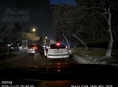 В ИРКУТСКЕ ОБНАЖЕННАЯ ЖЕНЩИНА ТВОРИЛА ЧУДЕСА НА ДОРОГЕ