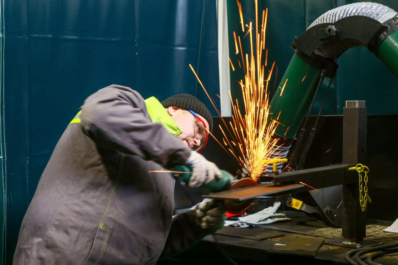 В МВДЦ «Сибирь» съехались десятки студентов и профессионалов, готовые доказать, что их ремесло — это не просто искры и брызги раскалённого металла, а высокое искусство, требующее ума, чутких рук и преданности делу В МВДЦ «Сибирь» съехались десятки студентов и профессионалов, готовые доказать, что их ремесло — это не просто искры и брызги раскалённого металла, а высокое искусство, требующее ума, чутких рук и преданности делу