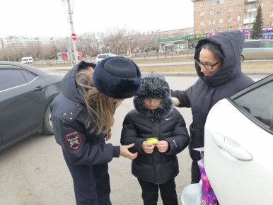 “С мамой безопасно!” - профилактическую акцию под таким названием провели сотрудники Госавтоинспекции Минусинска совместно с активистами движения ЮИД школы 9 накануне праздника День матери