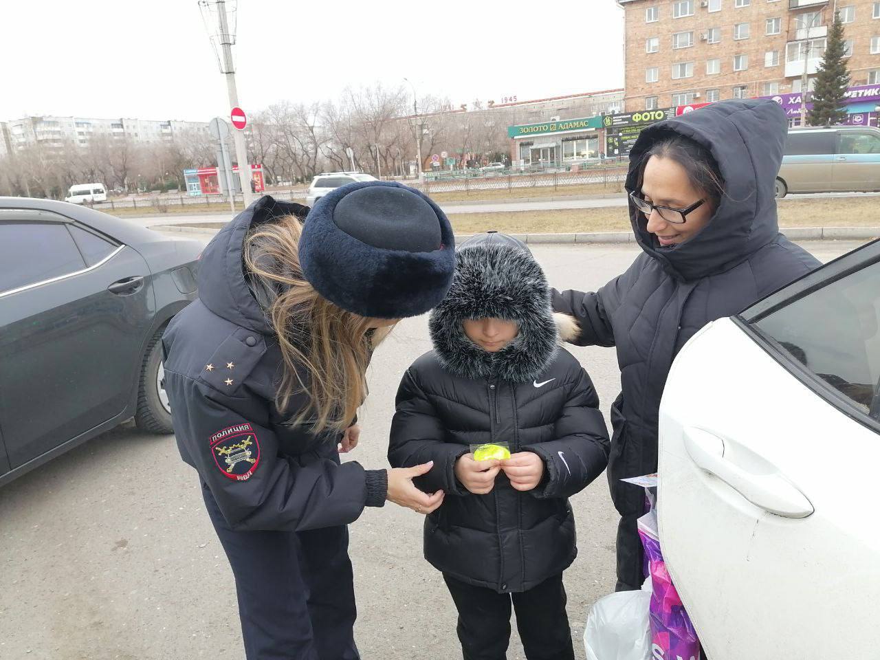 “С мамой безопасно!” - профилактическую акцию под таким названием провели сотрудники Госавтоинспекции Минусинска совместно с активистами движения ЮИД школы 9 накануне праздника День матери