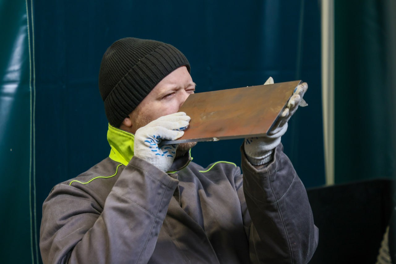 В МВДЦ «Сибирь» съехались десятки студентов и профессионалов, готовые доказать, что их ремесло — это не просто искры и брызги раскалённого металла, а высокое искусство, требующее ума, чутких рук и преданности делу В МВДЦ «Сибирь» съехались десятки студентов и профессионалов, готовые доказать, что их ремесло — это не просто искры и брызги раскалённого металла, а высокое искусство, требующее ума, чутких рук и преданности делу