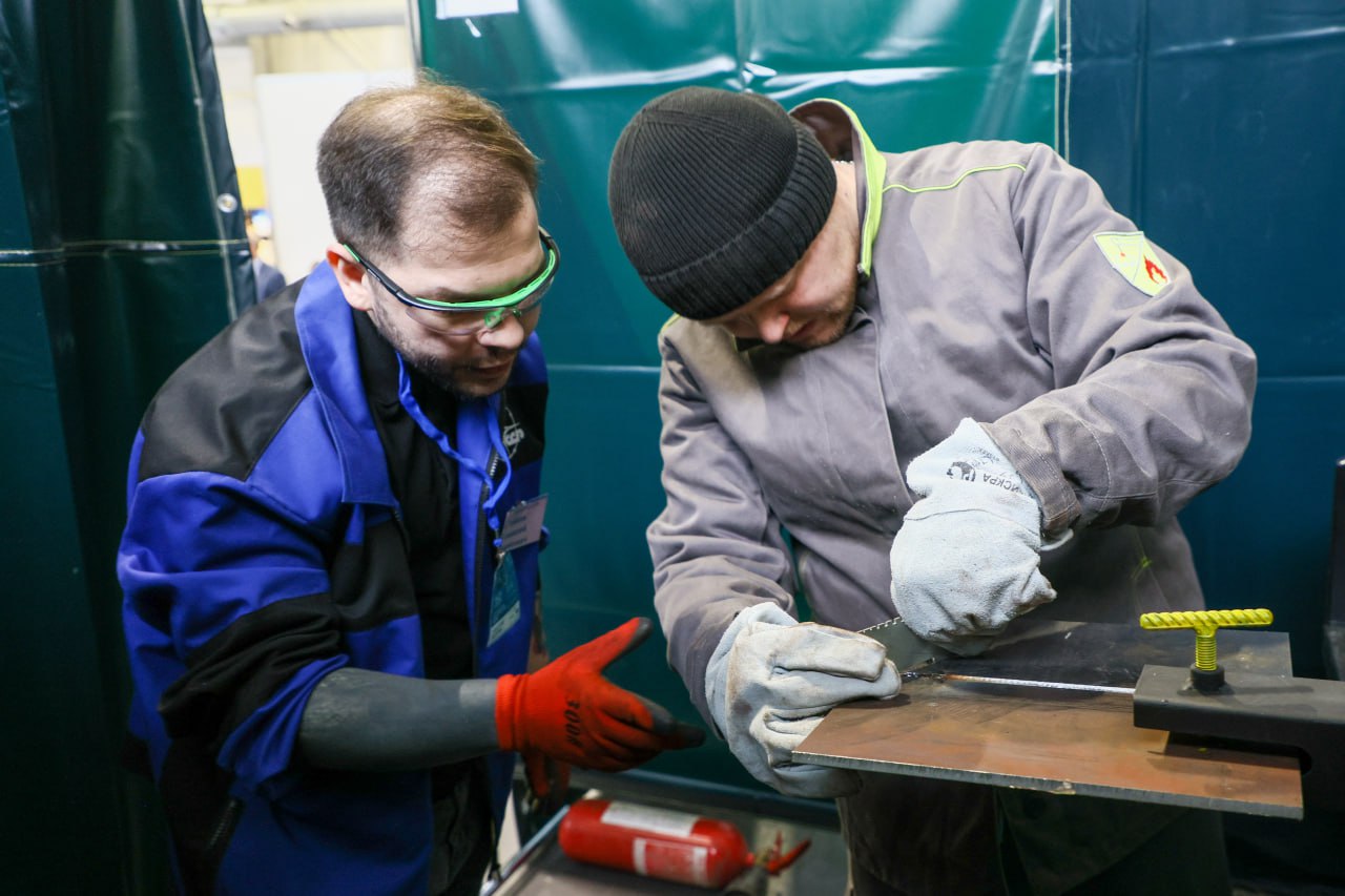 В МВДЦ «Сибирь» съехались десятки студентов и профессионалов, готовые доказать, что их ремесло — это не просто искры и брызги раскалённого металла, а высокое искусство, требующее ума, чутких рук и преданности делу В МВДЦ «Сибирь» съехались десятки студентов и профессионалов, готовые доказать, что их ремесло — это не просто искры и брызги раскалённого металла, а высокое искусство, требующее ума, чутких рук и преданности делу