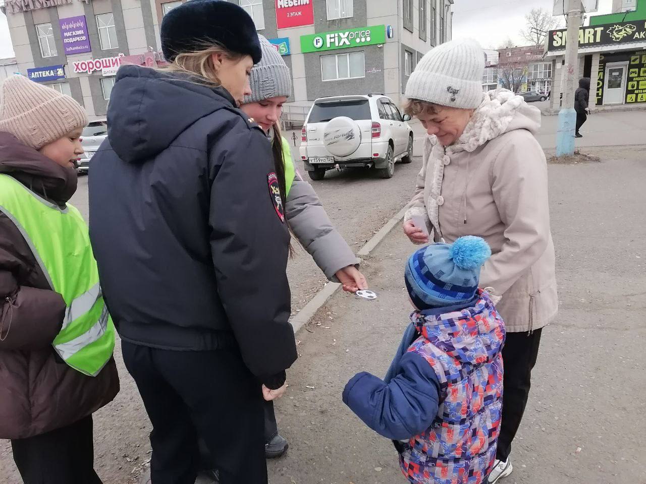 “С мамой безопасно!” - профилактическую акцию под таким названием провели сотрудники Госавтоинспекции Минусинска совместно с активистами движения ЮИД школы 9 накануне праздника День матери “С мамой безопасно!” - профилактическую акцию под таким названием провели сотрудники Госавтоинспекции Минусинска совместно с активистами движения ЮИД школы 9 накануне праздника День матери