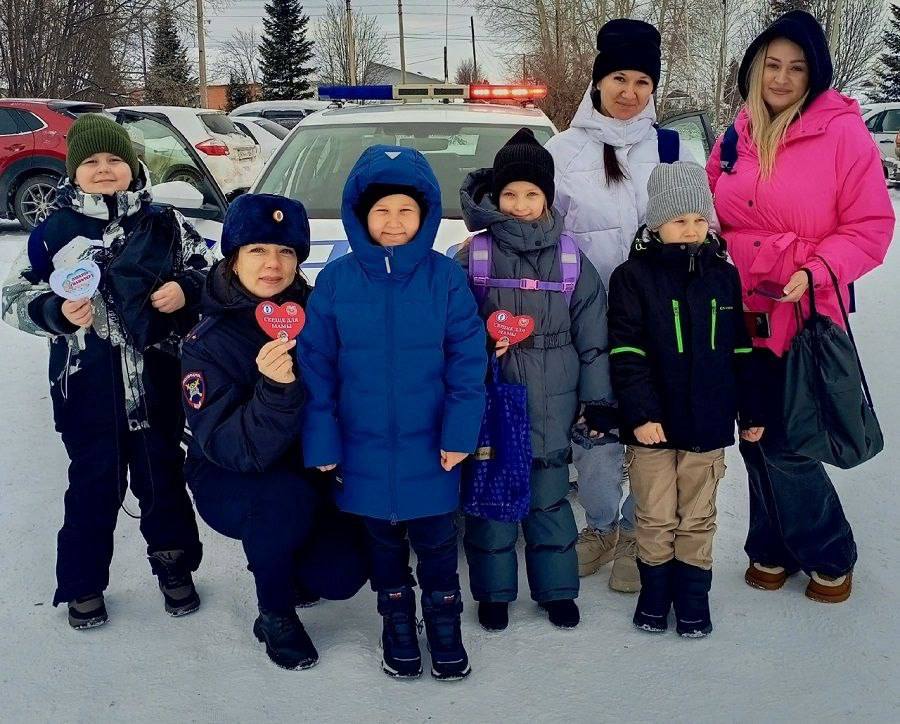 Сотрудники Госавтоинспекции МО МВД России «Балахтинский» и юные инспекторы движения (ЮИДовцы) в преддверии «Дня матери» провели трогательную акцию «Сердце маме» Сотрудники Госавтоинспекции МО МВД России «Балахтинский» и юные инспекторы движения (ЮИДовцы) в преддверии «Дня матери» провели трогательную акцию «Сердце маме»