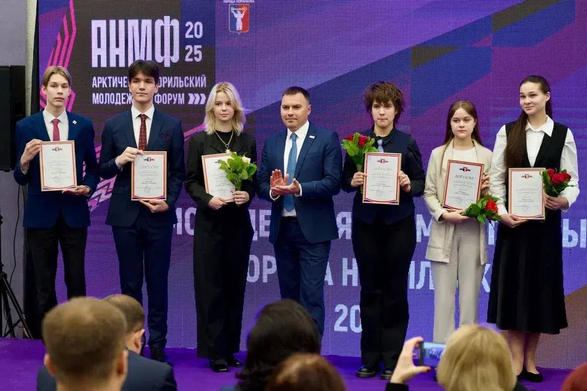 Дмитрий Карасёв: Гордость Норильска!. Мы чествовуем 18 самых ярких и талантливых молодых норильчан — лауреатов Молодежной премии Главы города Норильска! С каждым годом конкурс становится все серьезнее