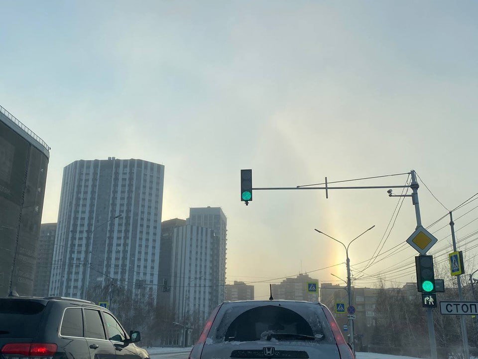 Небо Красноярска украсило солнечное гало