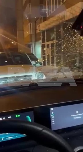 Канализационный люк влетел в лобовое стекло машины, едва не убив маму с маленькими детьми