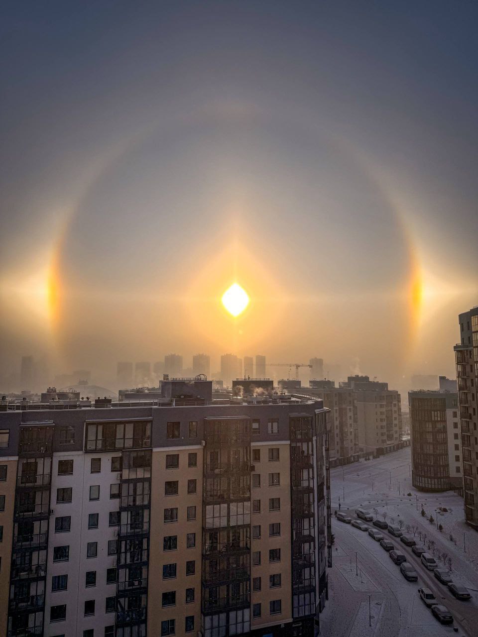 В последний день осени в небе над Красноярском сняли солнечное гало В последний день осени в небе над Красноярском сняли солнечное гало