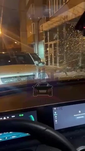 В Красноярске обломок канализационного люка пробил лобовое стекло автомобиля и едва не убил женщину с детьми.