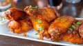 Нежнейшие куриные крылышки на мангале покорят всех гостей: плесните в маринад этот напиток