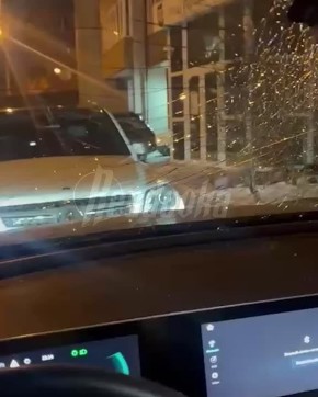 Кусок канализационного люка пробил лобовое стекло машины с детьми в Красноярске