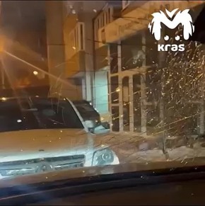 Канализационный люк чуть не убил маму с детьми возле Красноярской мэрии