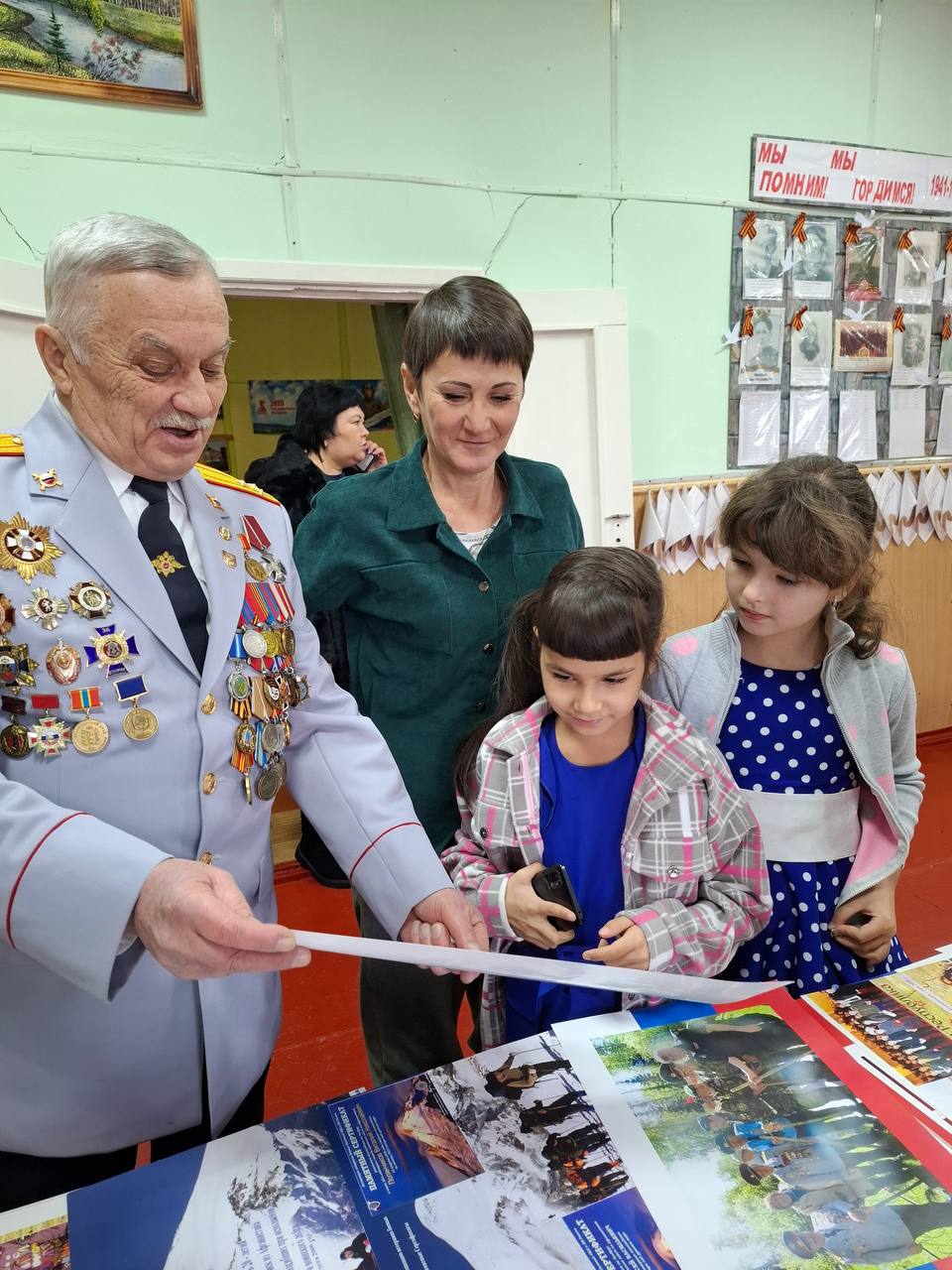 Ветераны МВД поздравили жительниц посёлка Зеледеево Ветераны МВД поздравили жительниц посёлка Зеледеево
