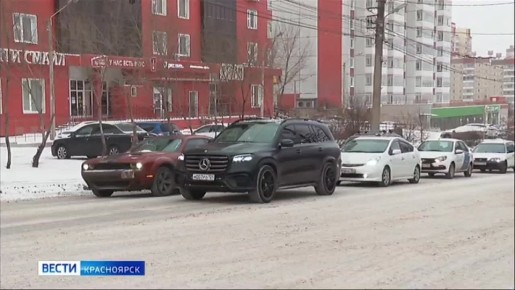 Снегопад осложнили ситуацию на дорогах Красноярска