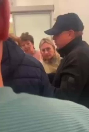 Хамство и агрессия: пассажиров задержанного рейса из Красноярска держали без еды и воды