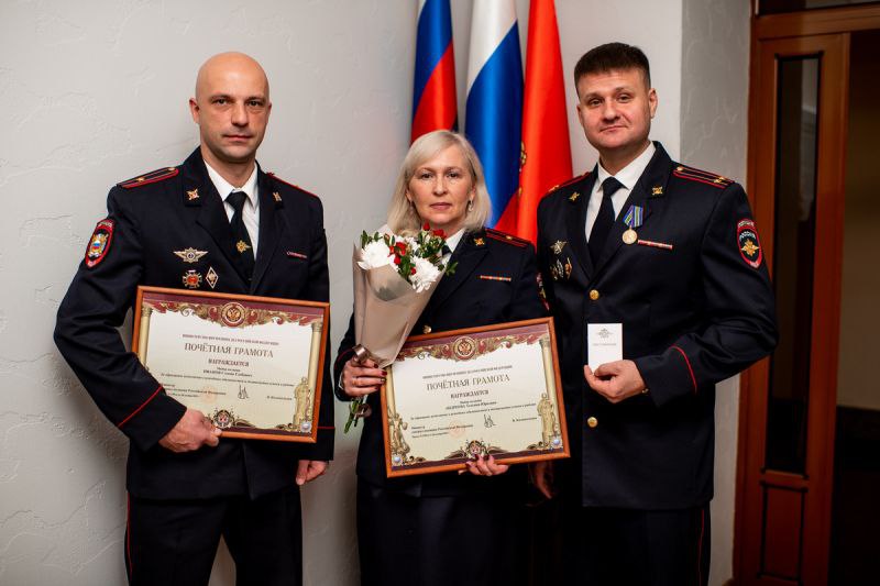 Начальник ГУ МВД России по Красноярскому краю Александр Соловьёв вручил ведомственные награды наиболее отличившимся сотрудникам органов внутренних дел Начальник ГУ МВД России по Красноярскому краю Александр Соловьёв вручил ведомственные награды наиболее отличившимся сотрудникам органов внутренних дел