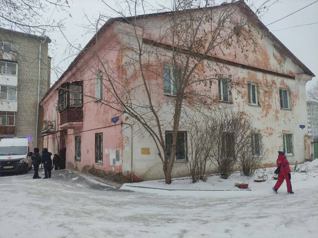 Прокуратура организовала проверку в связи с обрушением чердачного перекрытия в многоквартирном доме в Красноярске