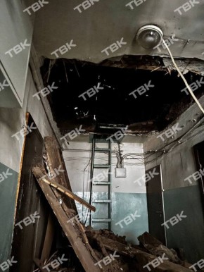 Потолок обрушился в доме на Спартаковцев