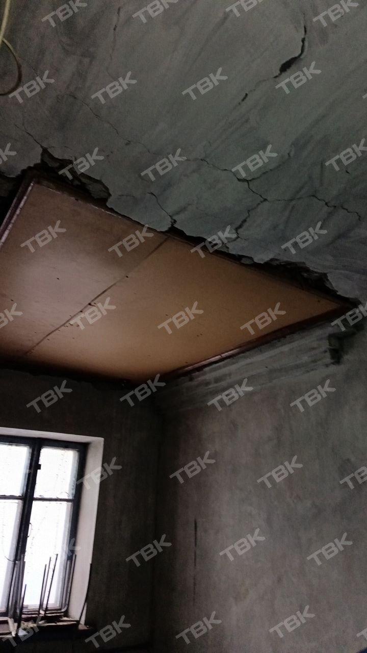 Сварщик упал вместе с потолком в доме на Спартаковцев, 77