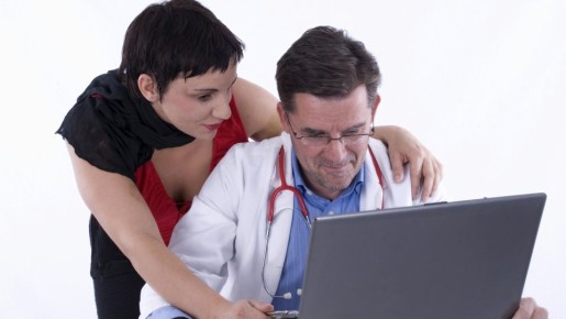 «Нет интимной реакции»: возможен ли флирт между давними коллегами