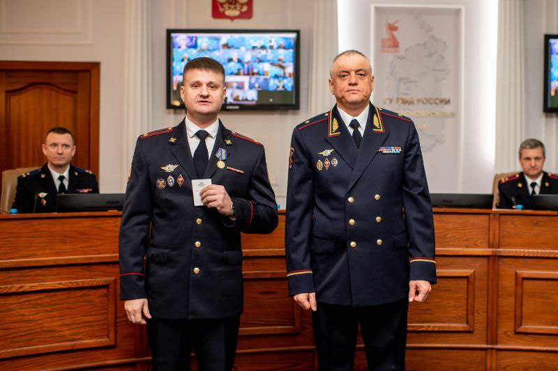 Начальник ГУ МВД России по Красноярскому краю Александр Соловьёв вручил ведомственные награды наиболее отличившимся сотрудникам органов внутренних дел Начальник ГУ МВД России по Красноярскому краю Александр Соловьёв вручил ведомственные награды наиболее отличившимся сотрудникам органов внутренних дел