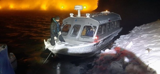 Сломанный катер с 5 мужчинами едва не унесло к плотине на Красноярском море