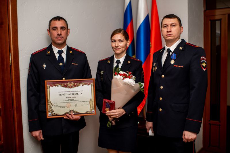 Начальник ГУ МВД России по Красноярскому краю Александр Соловьёв вручил ведомственные награды наиболее отличившимся сотрудникам органов внутренних дел Начальник ГУ МВД России по Красноярскому краю Александр Соловьёв вручил ведомственные награды наиболее отличившимся сотрудникам органов внутренних дел