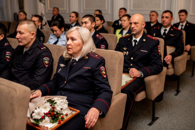 Начальник ГУ МВД России по Красноярскому краю Александр Соловьёв вручил ведомственные награды наиболее отличившимся сотрудникам органов внутренних дел Начальник ГУ МВД России по Красноярскому краю Александр Соловьёв вручил ведомственные награды наиболее отличившимся сотрудникам органов внутренних дел