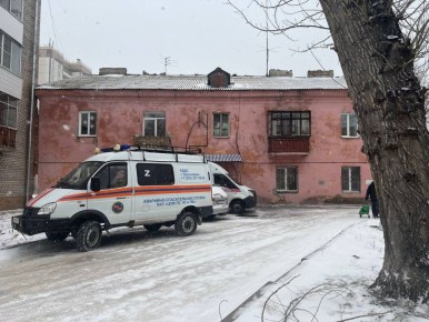 Полицейские выехали на место обвала потолка в доме на ул. Спартаковцев