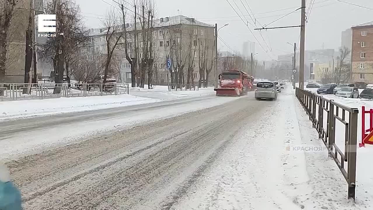 Из-за снегопада на улицы Красноярска выведут дополнительную технику